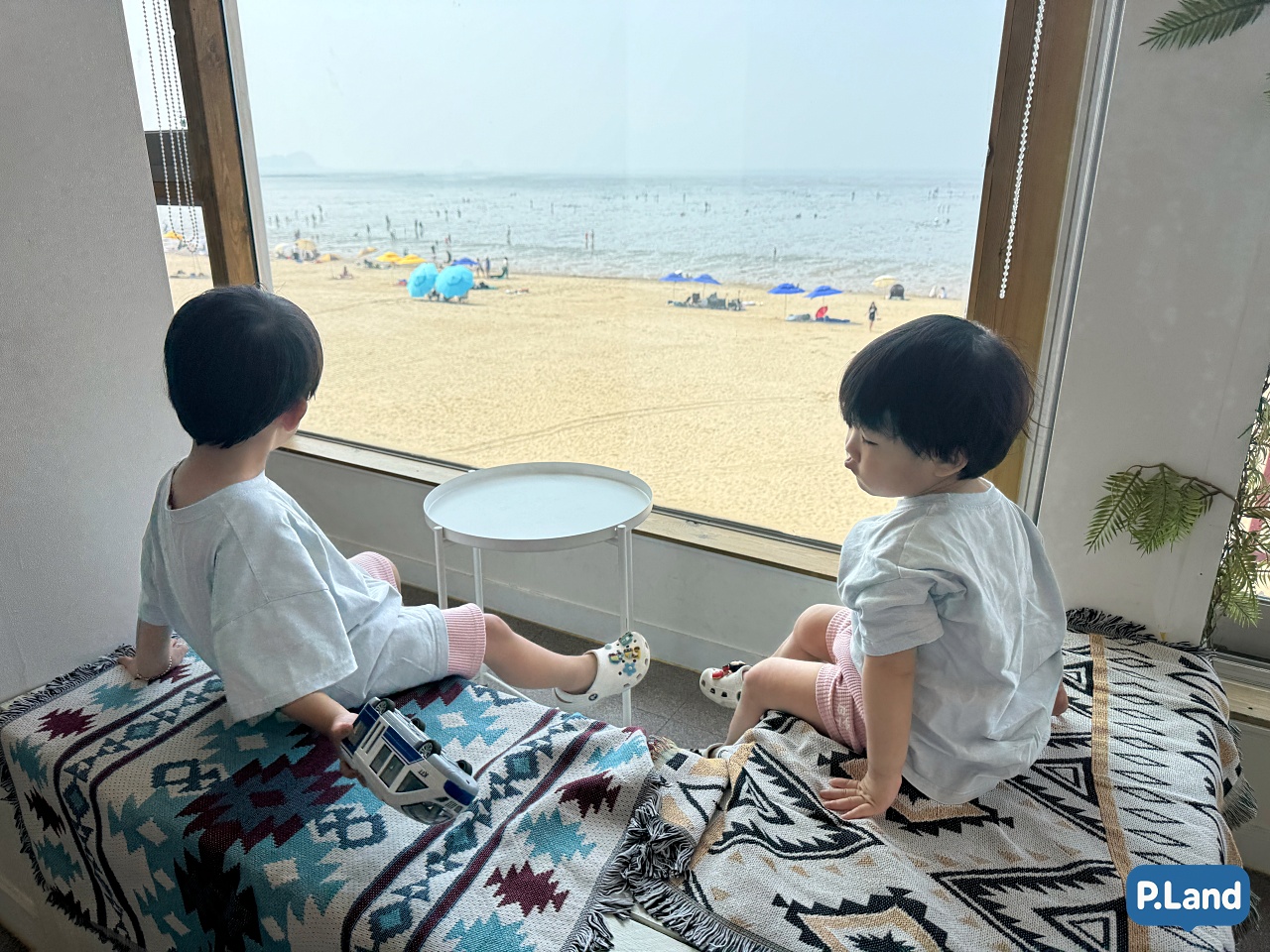 바다 근처 감성 카페 외관 전경