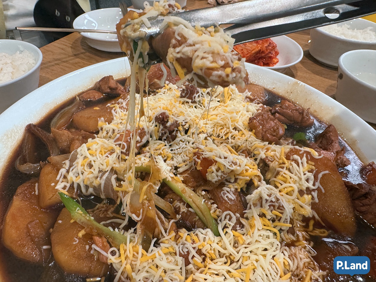 늘어나는 치즈와 부드러운 찜닭 고기