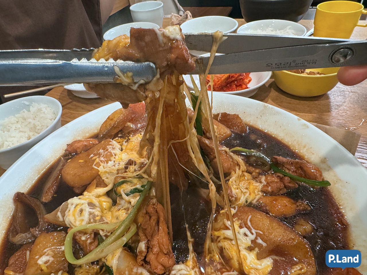 당면과 감자가 들어간 찜닭을 먹는 아이들