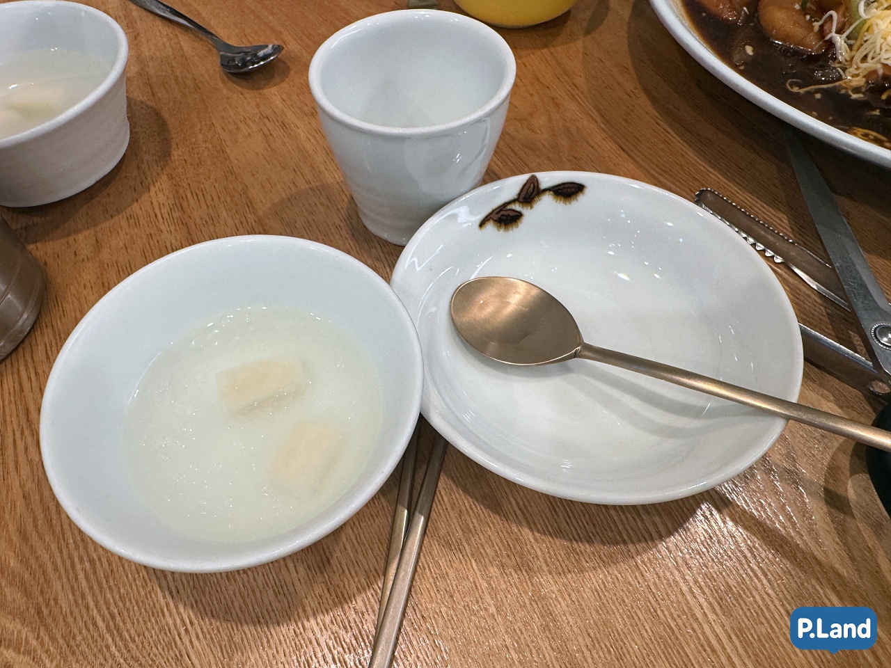 기본 식기와 동치미 국물