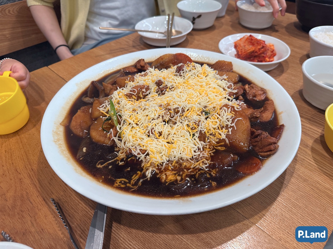 치즈 찜닭이 도착하고 기뻐하는 아이들