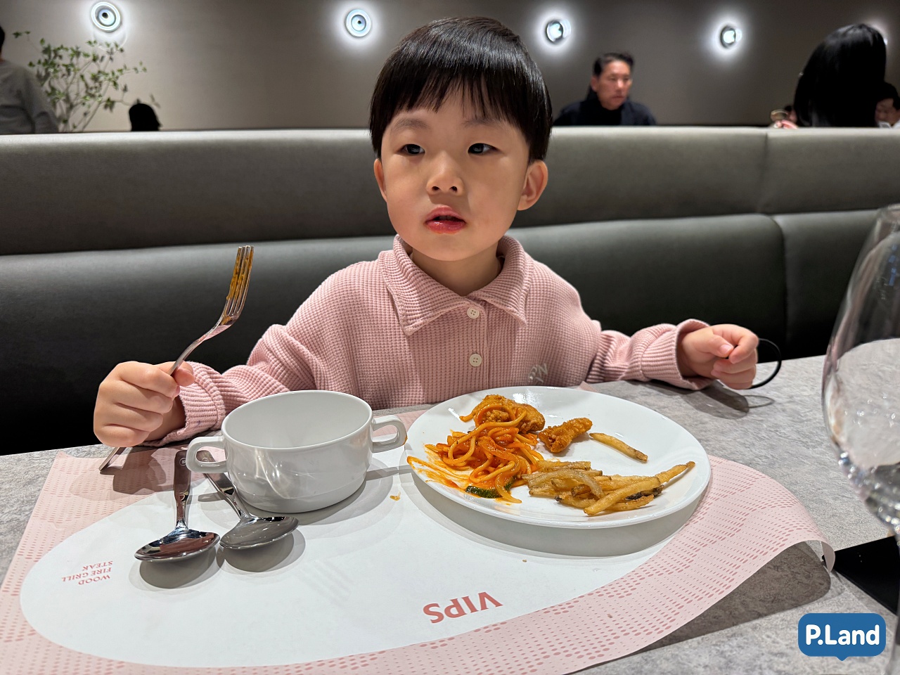 강동 이케아 빕스에서 직접 음식을 담은 아이 모습