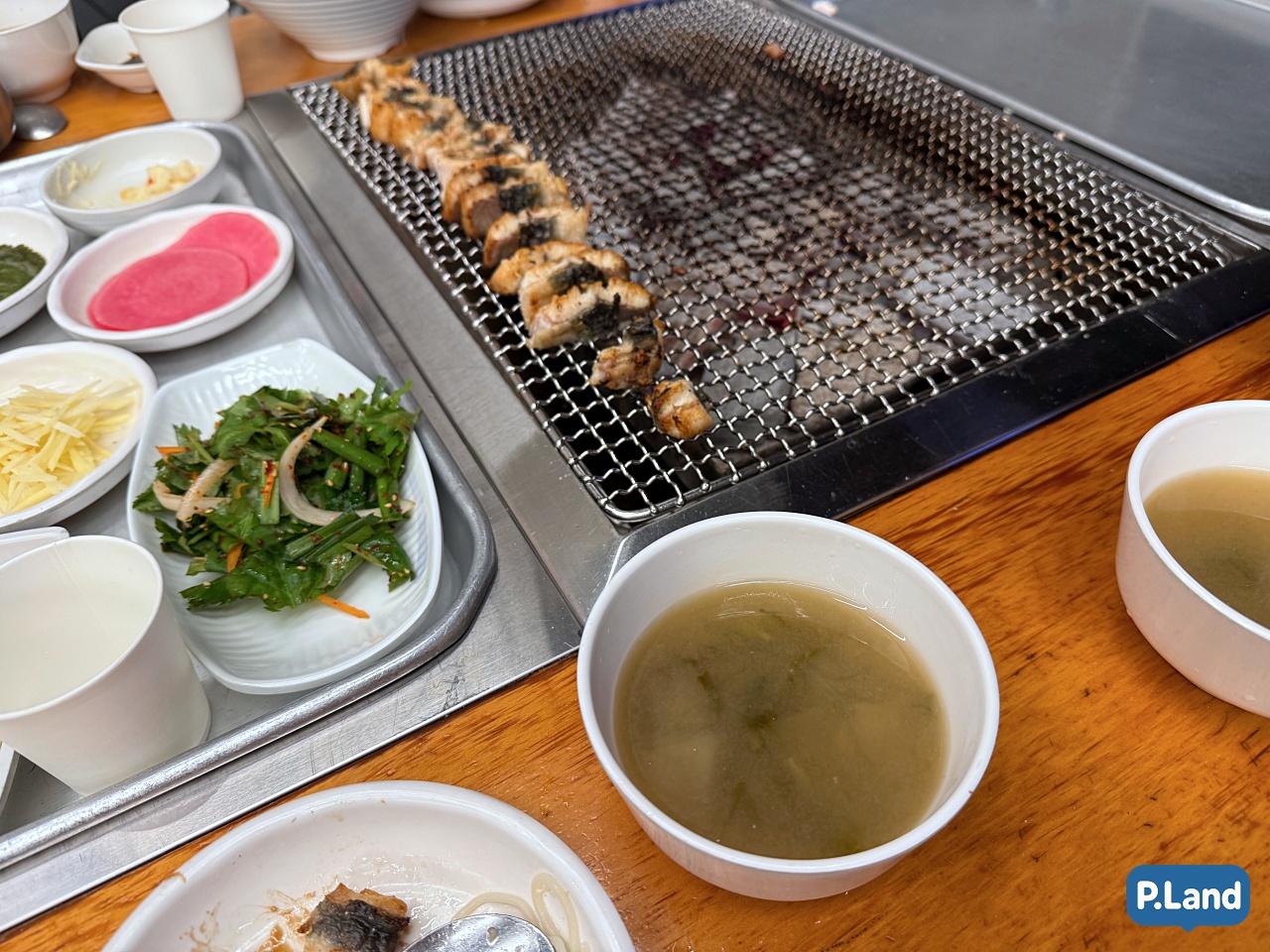 광연수산 – 정렬된 장어구이 플레이팅