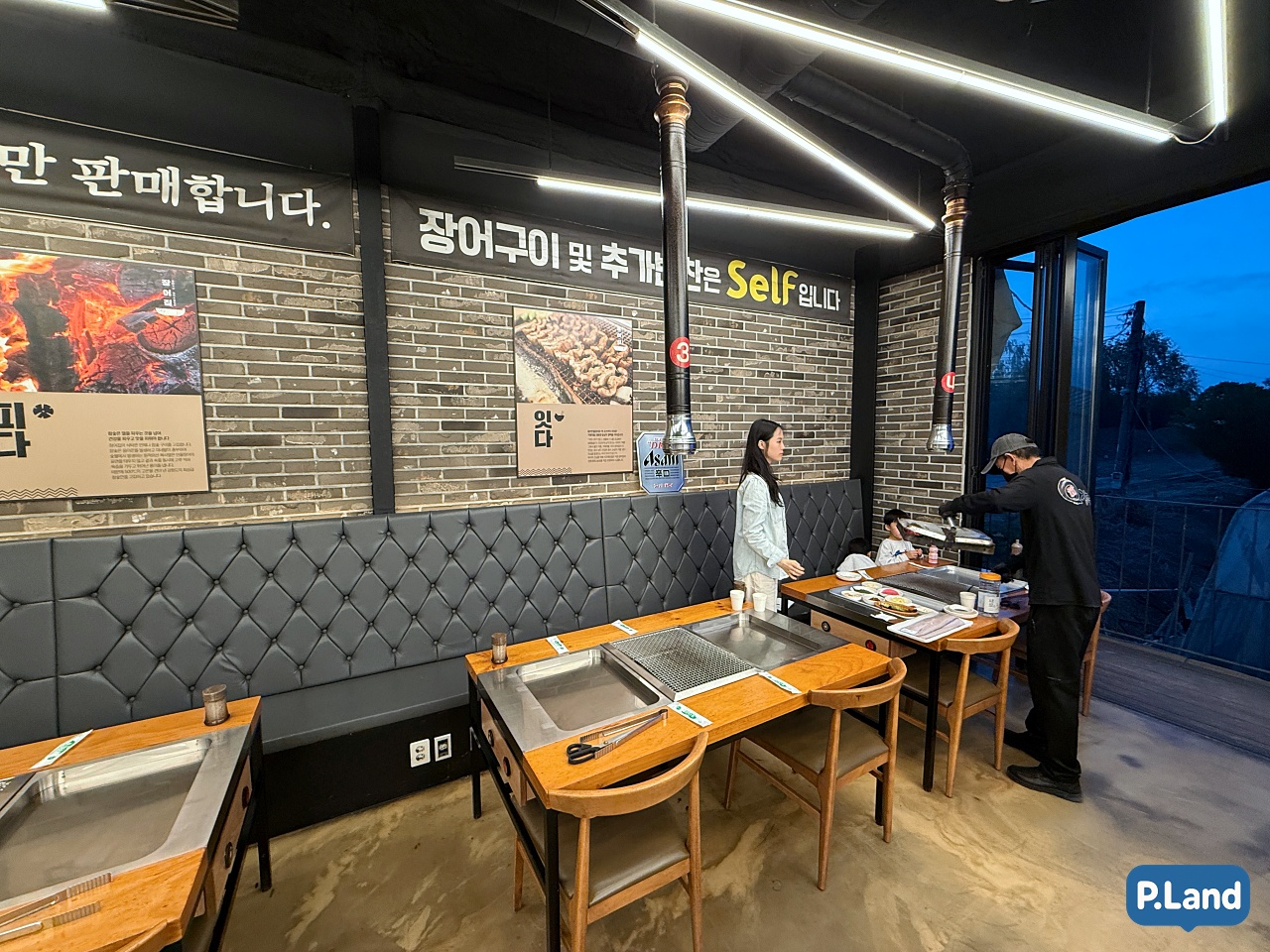광연수산 – 평일 저녁에도 손님이 가득한 실내 전경